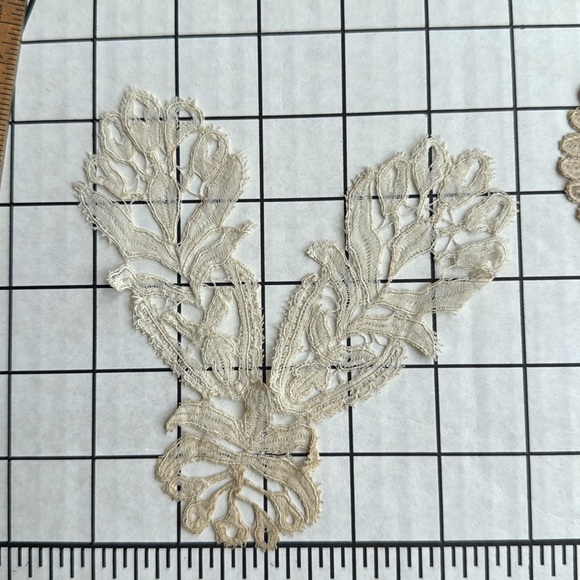 Pair of Antique Lace Appliqués | Edwardian–1930s Ecru Embroidered Collar Inserts - Picture 13 of 16